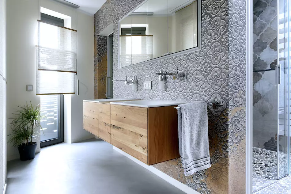 Fugenloses Badezimmer in Köln mit Waschtisch und ornamentaler Wandgestaltung